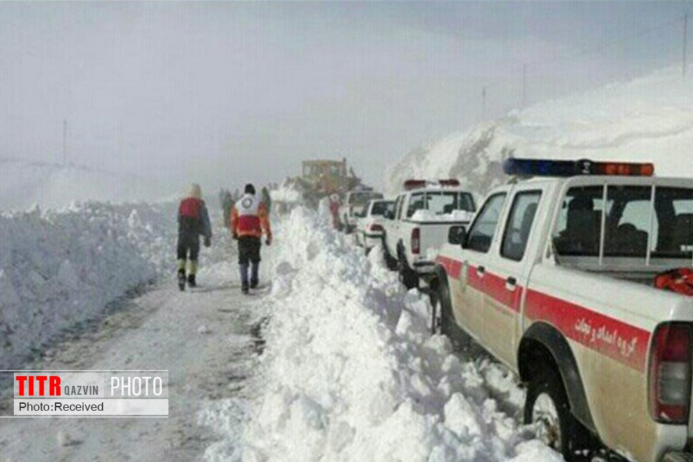 یک خانواده گرفتار در برف توسط امدادگران قزوینی نجات یافتند