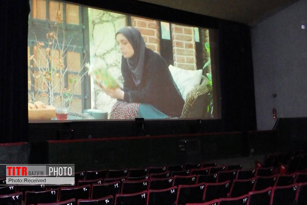 راه‌اندازی سینما سیار در آبیک/ برپایی مسابقه عکس «من انقلابی‌ام»