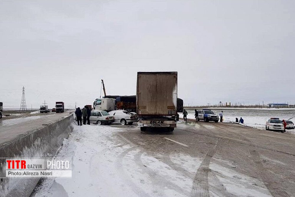 برخورد 40 دستگاه خودرو، آزادراه قزوین - زنجان را مسدود کرد