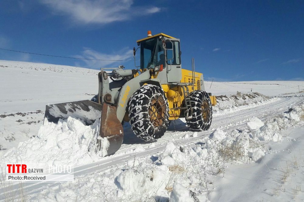 بازگشایی راه‌های روستایی مسدود شده از برف ادامه دارد