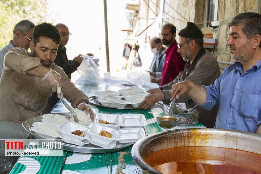 توزیع 30 هزار پرس غذای گرم در تاکستان 
