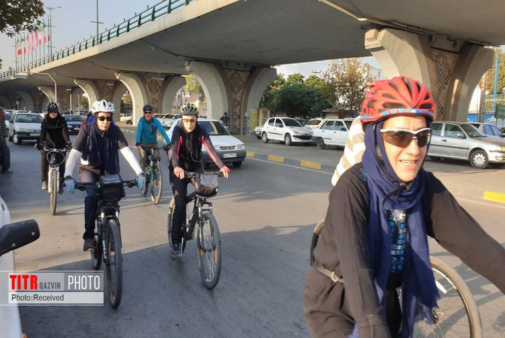 دو چرخه سواری کارمندان قزوینی در سه‌شنبه‌های بدون خودرو 