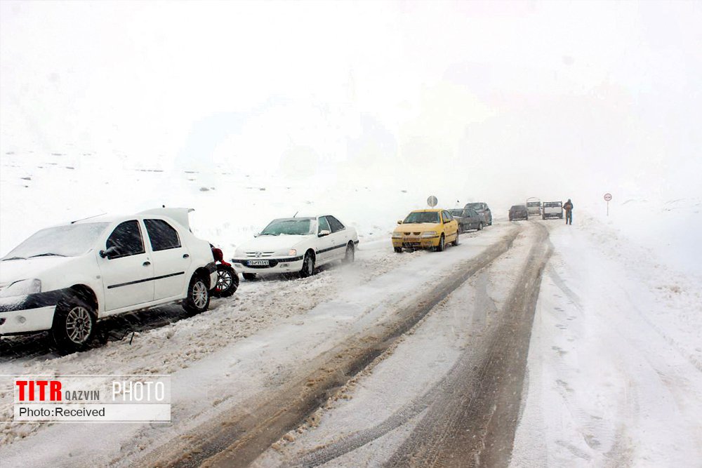  برف و کولاک راه‌های استان قزوین را فراگرفت