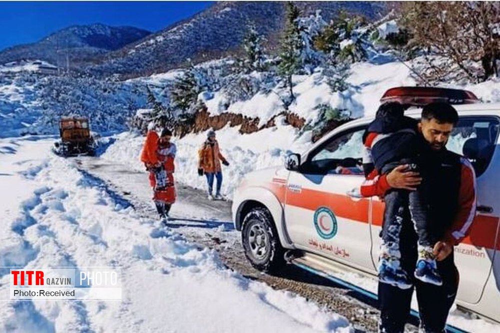 کمک هلال احمر قزوین به 131 گرفتار در برف و کولاک