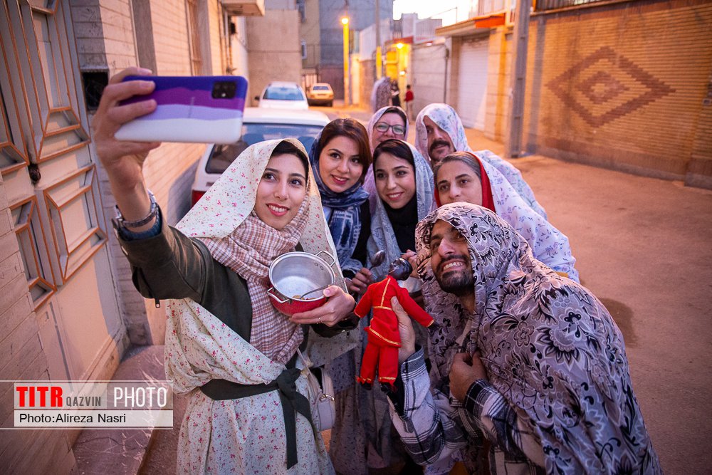 قاشق زنی قزوینی‌ها در چهارشنبه آخر سال از دریچه دوربین تیتر قزوین