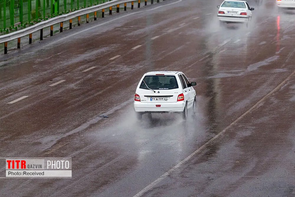 آزادراه‌های قزوین به علت بارندگی با ترافیک نیمه سنگین روبه‌رو است
