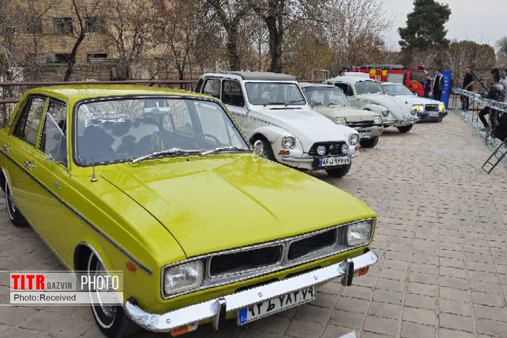 نمایشگاه خودرو‌های کلاسیک در دولتخانه صفوی قزوین برگزار شد