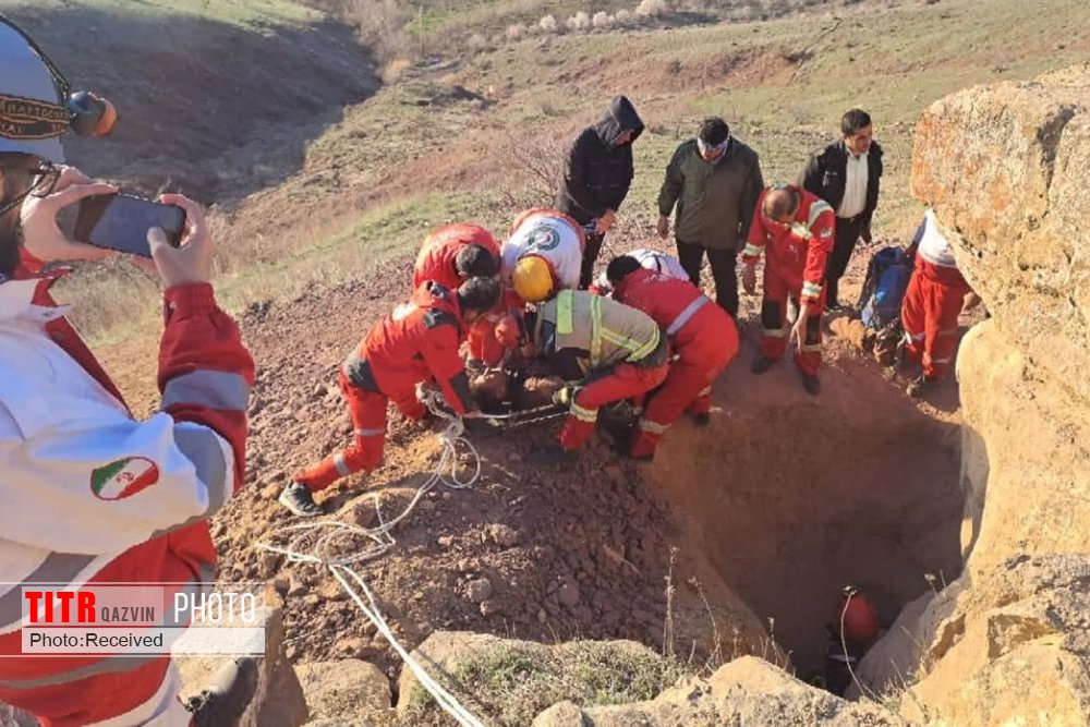 نجات دو شهروند قزوینی از چاه 18 متری توسط آتش نشانان