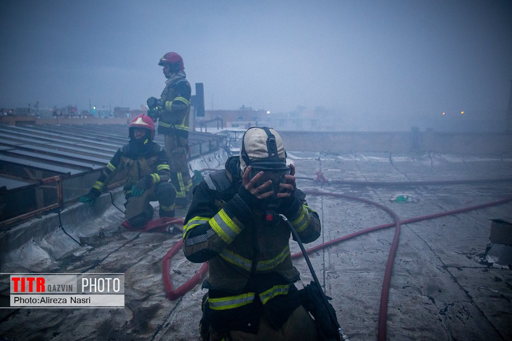 عملیات اطفاء حریق انبار دخانیات توسط آتش‌نشانان قزوینی