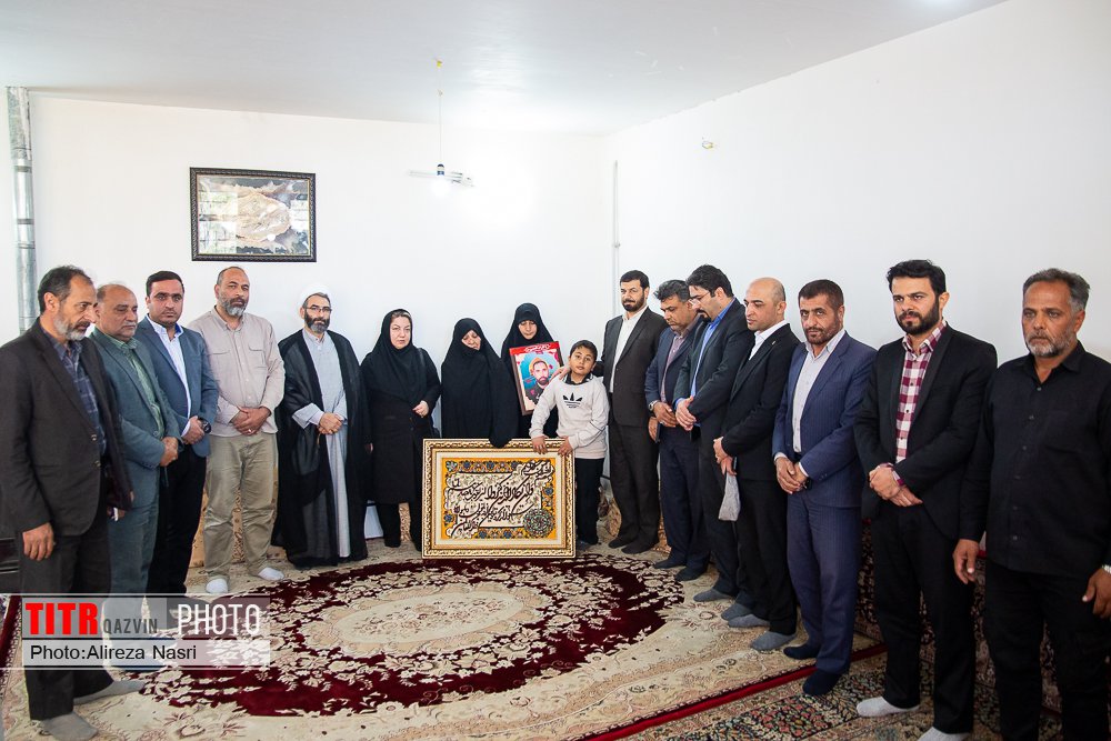 اعضای هیات مدیره خانه مطبوعات به همراه مدیرکل ارشاد با خانواده شهید علی آقابابایی دیدار کردند