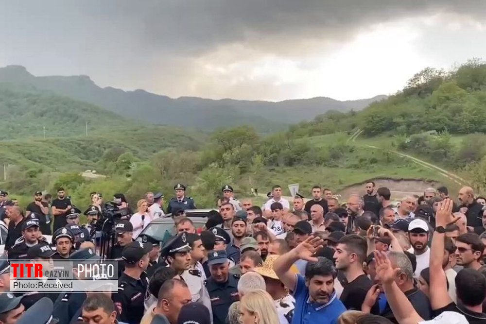 ارامنه در اعتراض به تحدید مرز با آذربایجان بزرگراه گرجستان را مسدود کردند